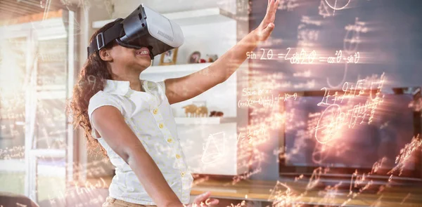 Mädchen mit Virtual-Reality-Simulator — Stockfoto