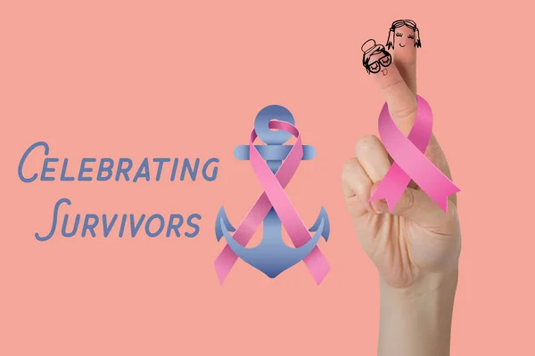 Mano sosteniendo el cáncer de mama cinta de conciencia — Foto de Stock