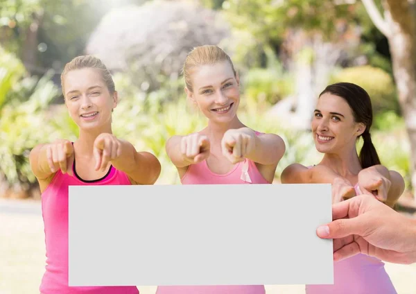 Tarjeta de mano con mujeres conscientes de cáncer de mama rosa — Foto de Stock