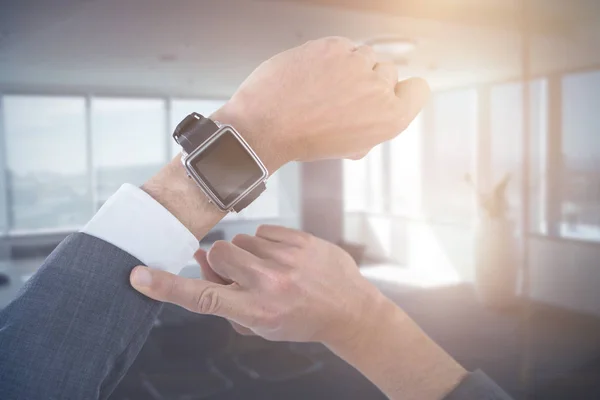 Affärsman bära Smart Watch — Stockfoto