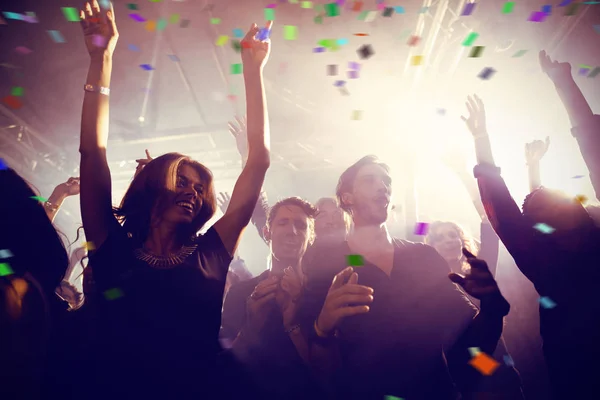 Gente bailando en el club nocturno — Foto de Stock