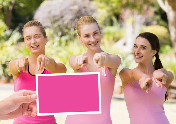 Pembe Meme Kanseri Bilinçlendirme kadınlarla kartı tutan el