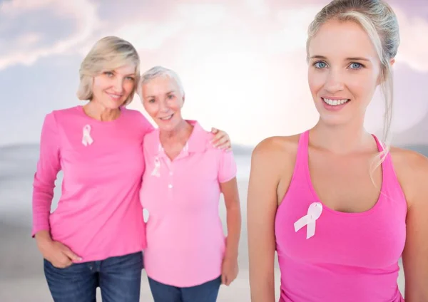 空雲の背景を持つ乳房のがんの女性 — ストック写真