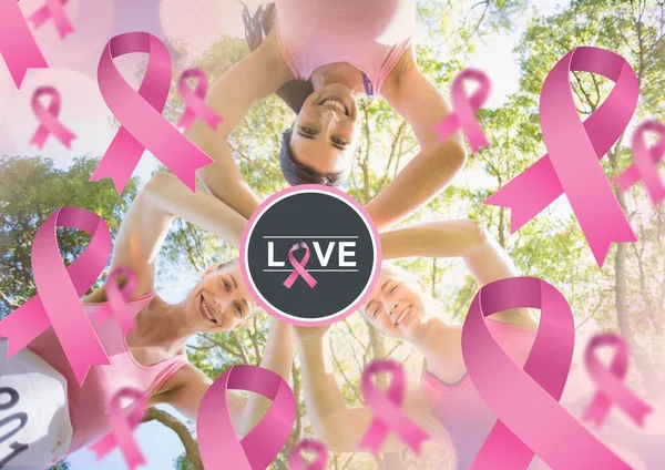 Κείμενο αγάπη και ροζ κορδέλες με μαστού Καρκίνος ευαισθητοποίηση γυναικών βάζοντας τα χέρια μαζί — Φωτογραφία Αρχείου