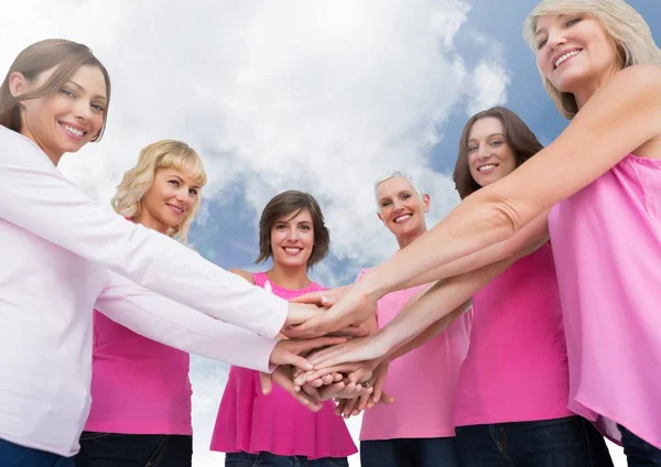 Cancer du sein femmes avec nuages — Photo