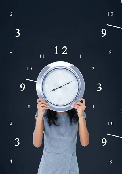 Geschäftsfrau mit Uhr — Stockfoto