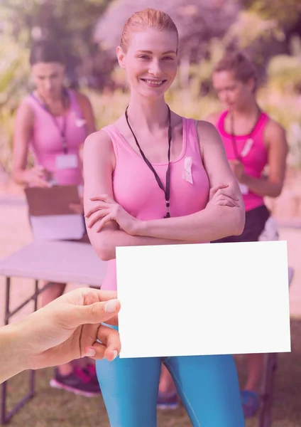 Χέρι που κατέχουν κάρτα με ροζ μαστού Καρκίνος ευαισθητοποίηση γυναικών — Φωτογραφία Αρχείου