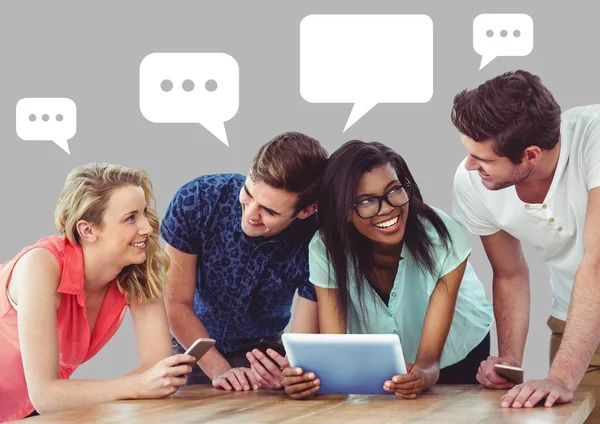 Pessoas discutindo apresentação no tablet — Fotografia de Stock