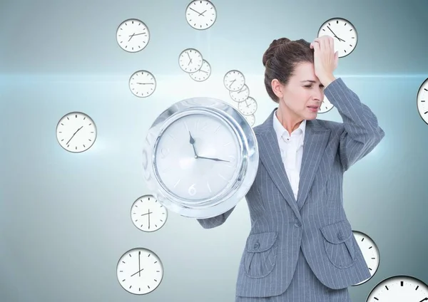 Mujer de negocios sosteniendo un reloj — Foto de Stock