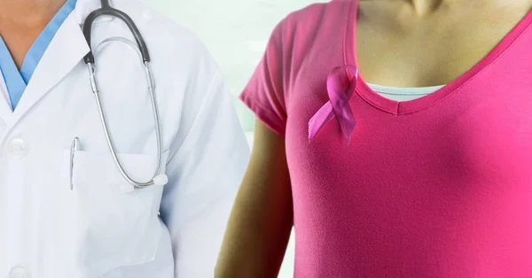 Médico e mulher com cancro da mama — Fotografia de Stock