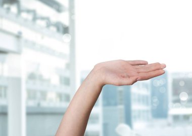 Parlak arka plan ile açık el