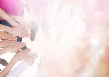 Eller birlikte koyarak kadın