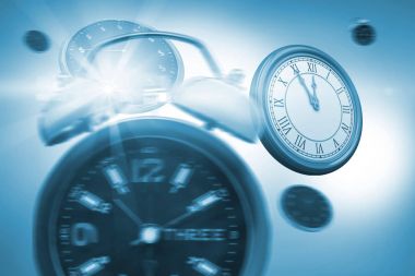 Beyaz arka plan duvar saatleri