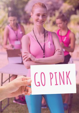 Göğüs kanseri duyarlılığı ile kart tutan el