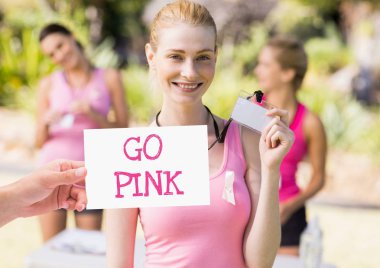 Pembe metin ve kart tutan el