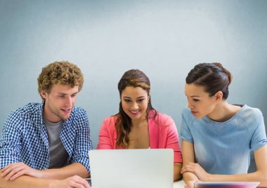 Mavi arka plan ile grup toplantısı