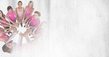 Eller birlikte koyarak kadın