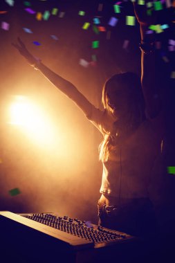  gece kulübünde müzik dj