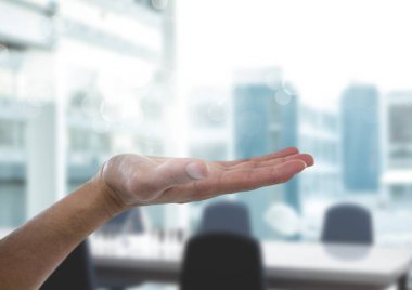 Parlak office arka plan ile açık el