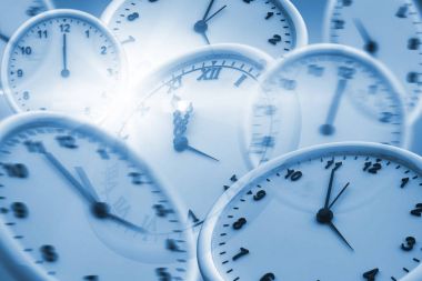 Beyaz arka plan duvar saatleri