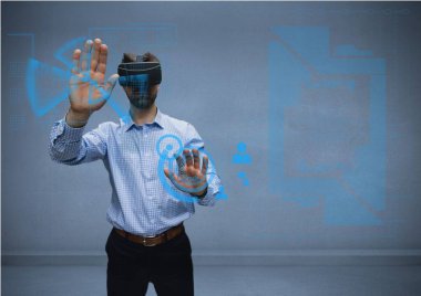 arabirimini kullanarak vr ile tişörtlü adam