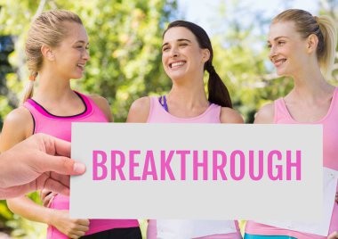 Göğüs kanseri duyarlılığı ile kart tutan el