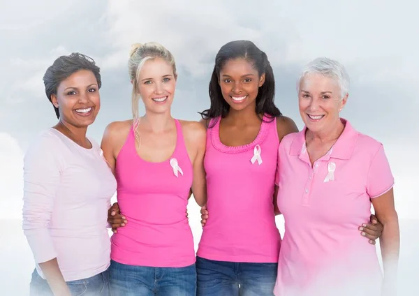 Cáncer de mama mujeres con cielo nubes fondo —  Fotos de Stock