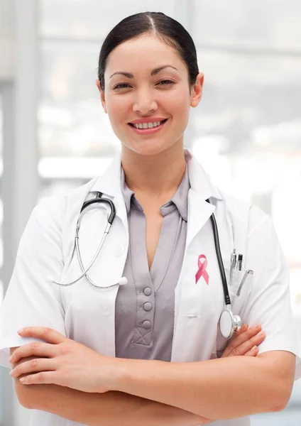 Médico con cinta de conocimiento de cáncer de mama — Foto de Stock