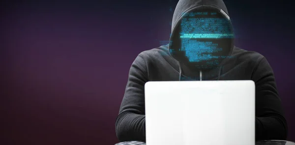 Hacker usando laptop — Fotografia de Stock