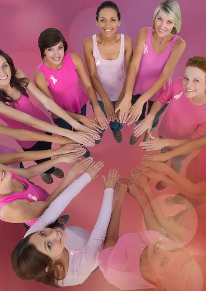 Mujeres poniendo las manos juntas — Foto de Stock