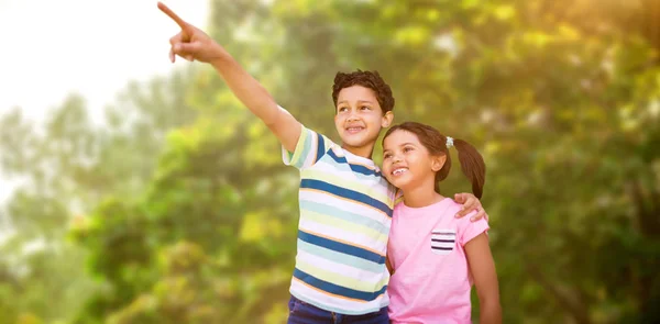 Niño con hermana señalando — Foto de Stock