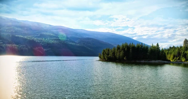 Río por montañas contra el cielo — Foto de Stock