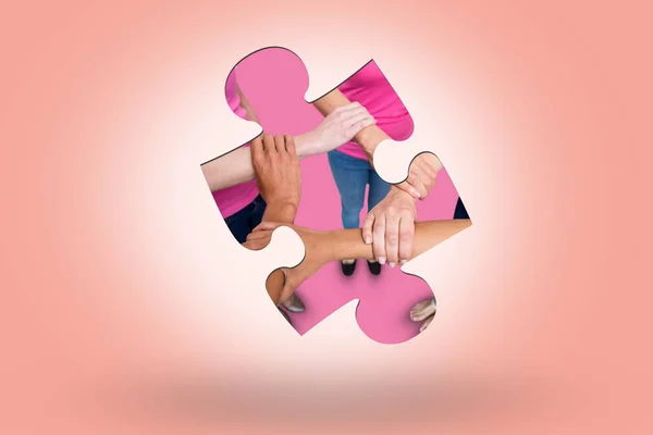 Frauen in rosa Outfits schließen sich zu einem Kreis zusammen — Stockfoto