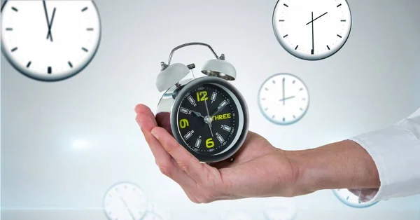 Hombre de negocios sosteniendo un reloj — Foto de Stock