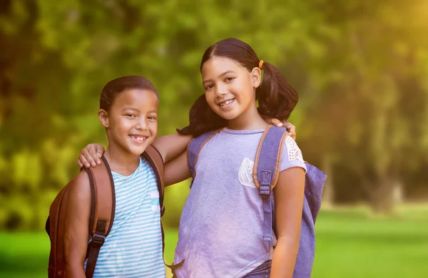 Amigos sonrientes contra los árboles — Foto de Stock