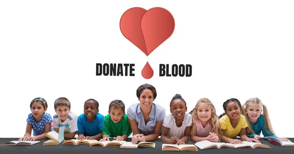 Estudiantes con donar sangre texto —  Fotos de Stock