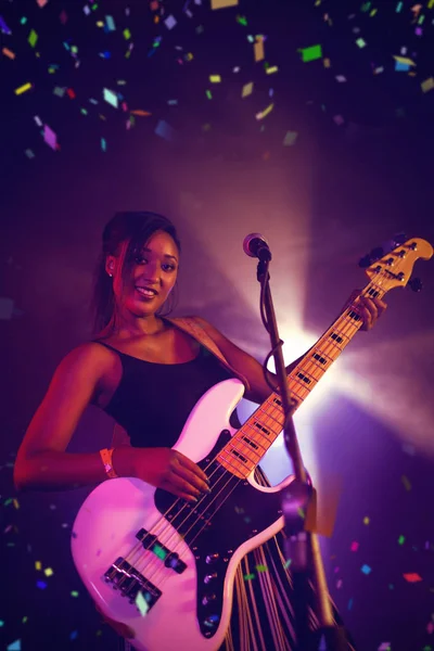 Cantante celebración guitarra —  Fotos de Stock