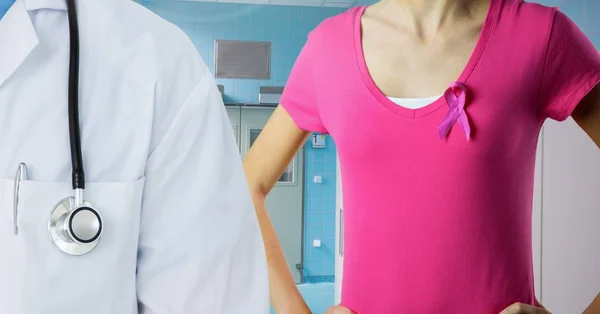 Médico y mujer con cáncer de mama — Foto de Stock