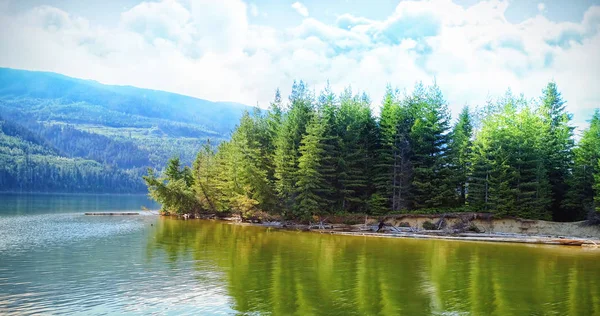 Río y montañas contra el cielo — Foto de Stock