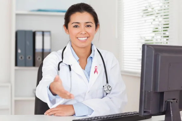 Médico mujer con cáncer de mama cinta de conciencia — Foto de Stock