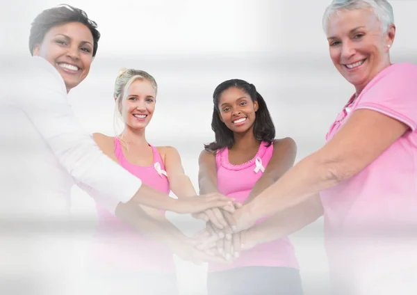 Mujeres poniendo las manos juntas — Foto de Stock