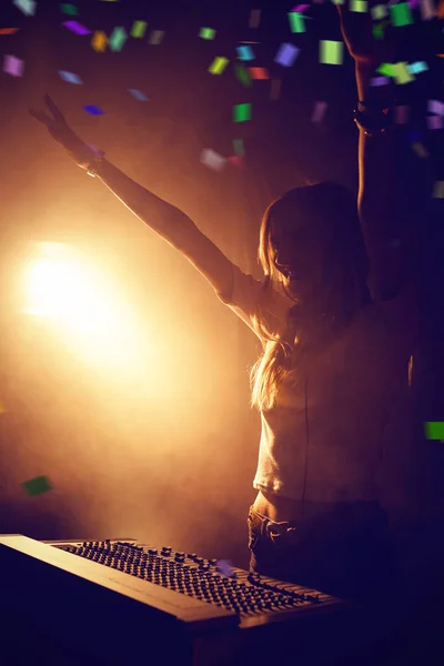 DJ spielt Musik im Nachtclub — Stockfoto