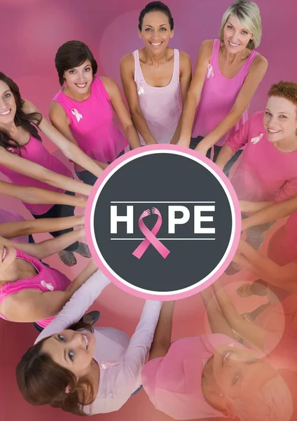 Eller birlikte koyarak kadın 