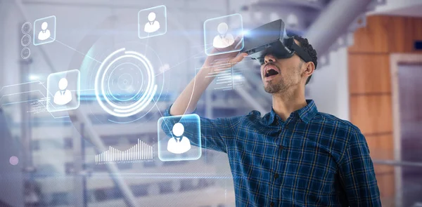 Podnikatel hledá simulátor i když virtuální reality — Stock fotografie