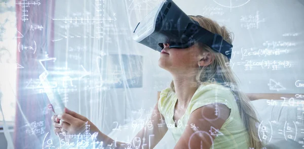 Mädchen trägt Virtual-Reality-Simulator — Stockfoto