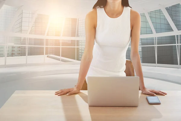 Zakenvrouw met laptop staan aan tafel — Stockfoto