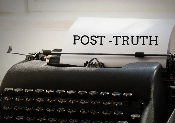 Post-Truth-Text auf Schreibmaschine — Stockfoto