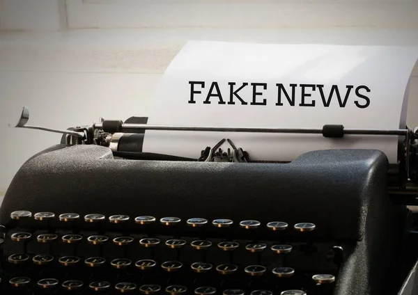 Fake-News-Text auf Schreibmaschine — Stockfoto