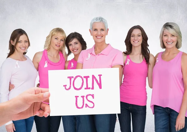 加入我们的行列，文本和持卡与粉红色乳腺癌认识妇女的手 — 图库照片