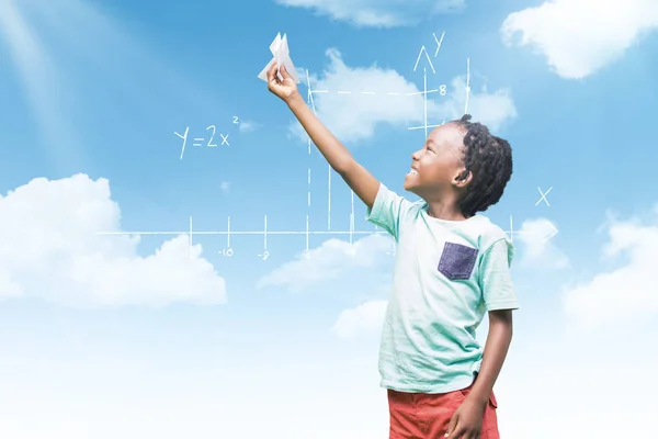 Niño sosteniendo avión de papel —  Fotos de Stock